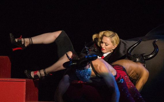 A pillanat, amikor az 56-os Madonna HÁTULA leesik a lépcsőn, miután táncosok húzták a BRIT-díjátadón